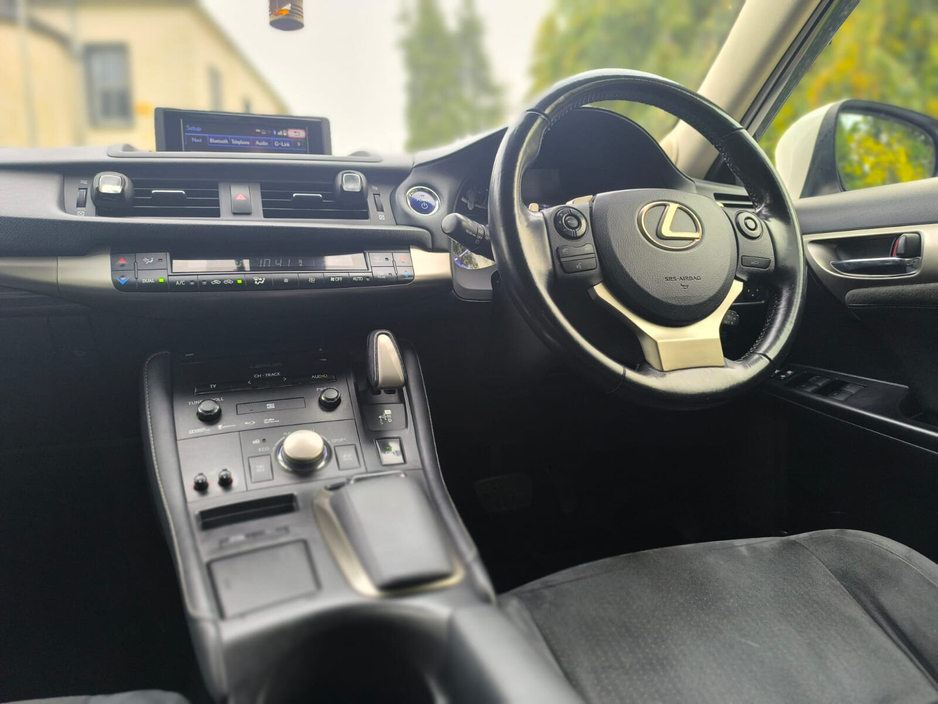 2017 Lexus CT 200 h - image 10