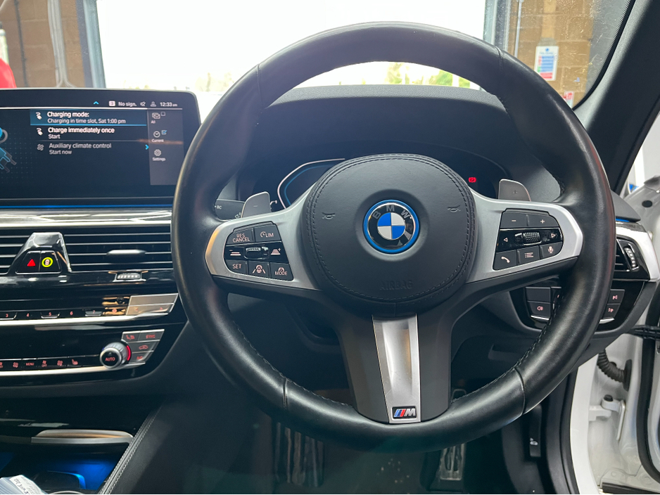 2022 BMW 5 Series - image 10