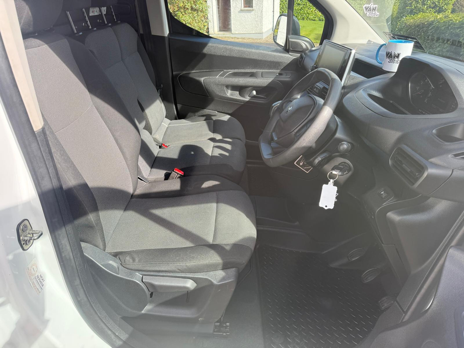 2019 Peugeot Partner - image 11