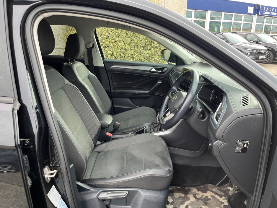 2023 Volkswagen T-Roc - image 11