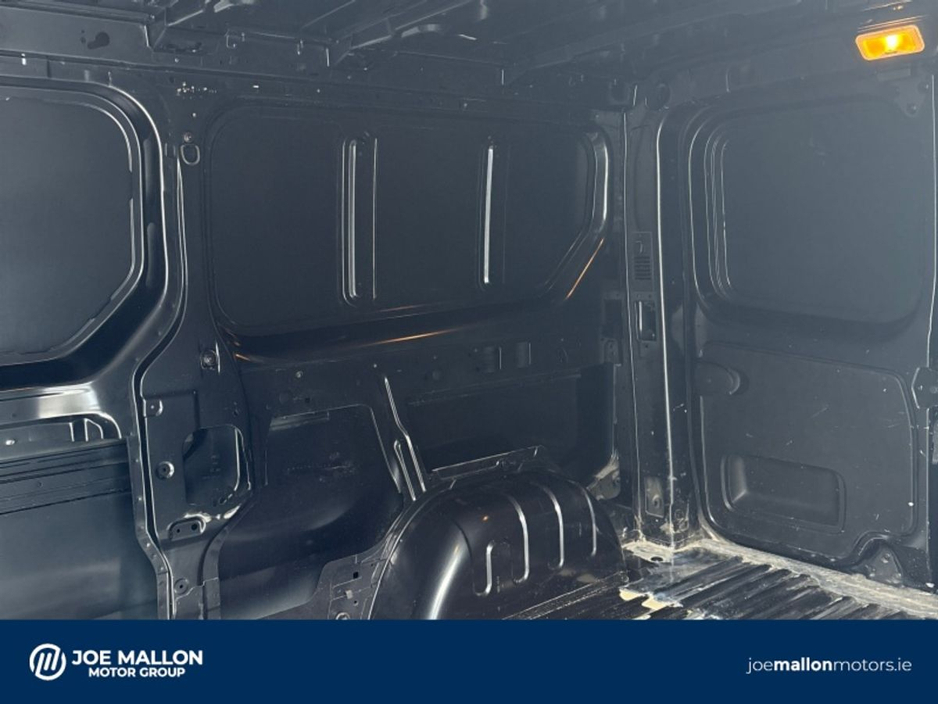 2022 Renault Trafic - image 10