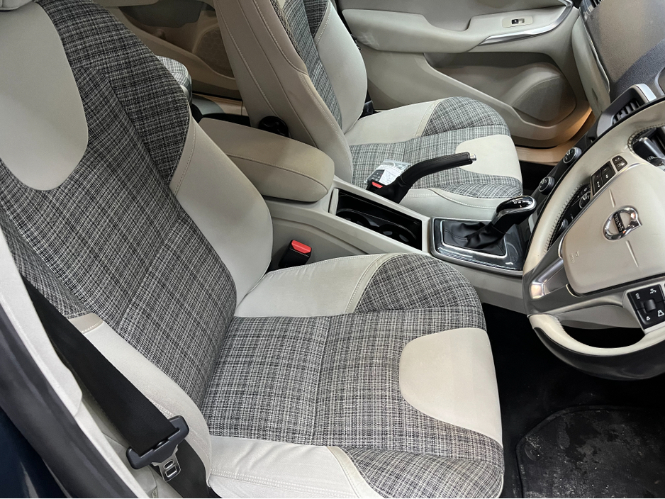 2018 Volvo V40 - image 9