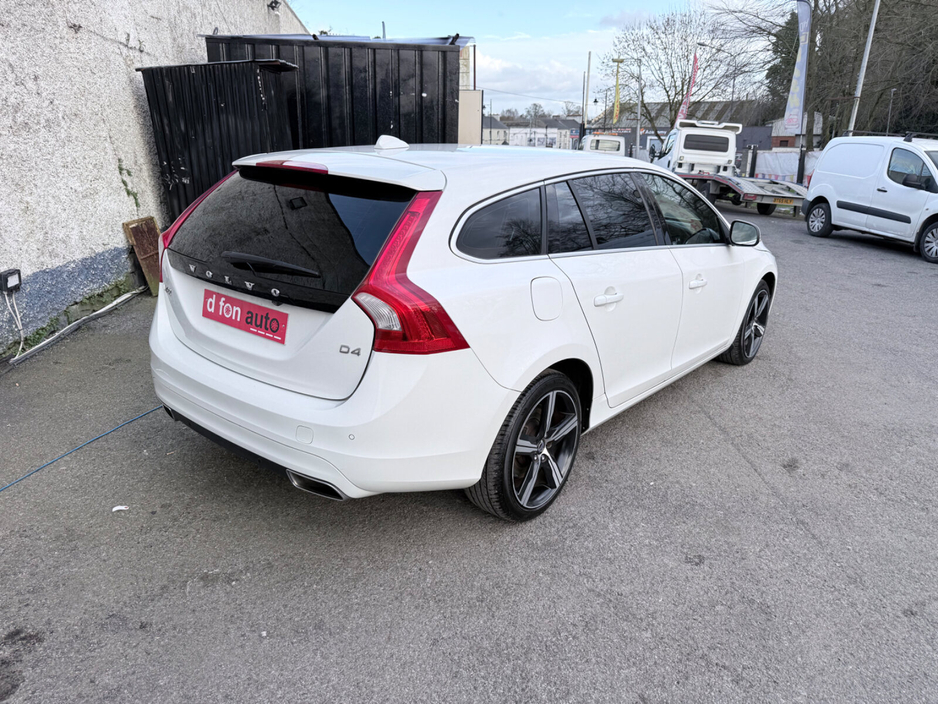 2016 Volvo V60 - image 10