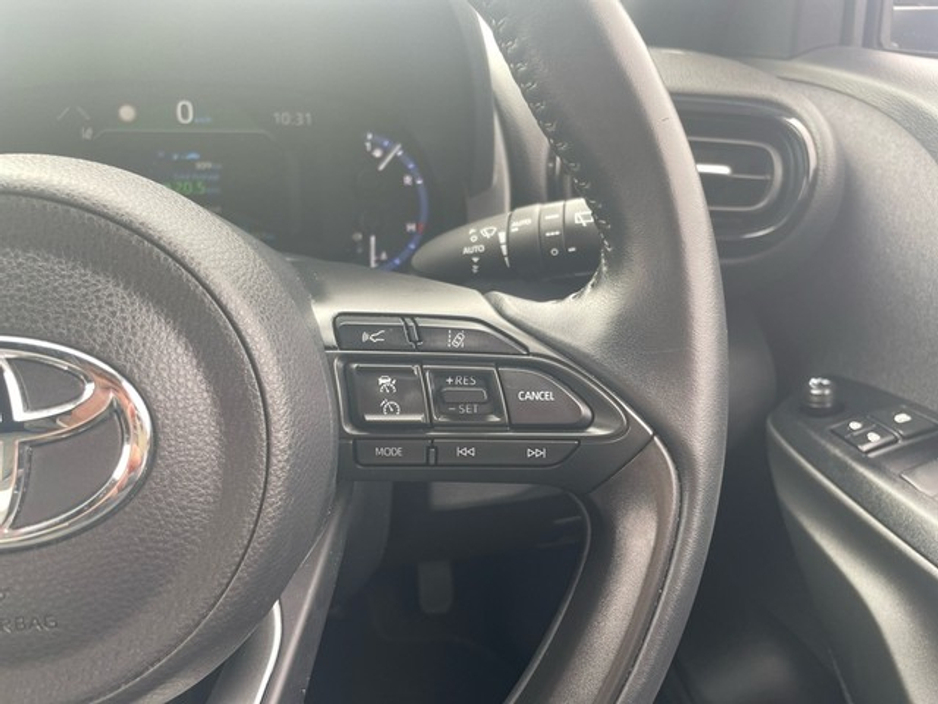 2024 Toyota Yaris Cross - image 12