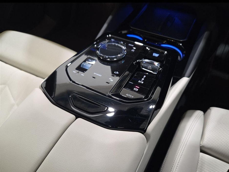 2025 BMW i5 - image 10