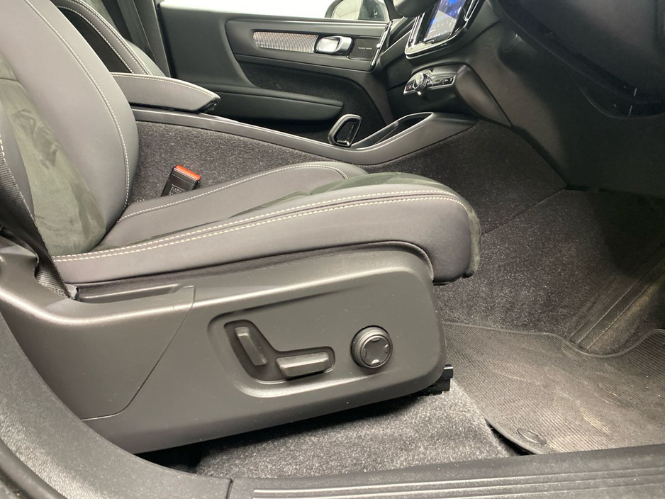 2022 Volvo XC40 - image 22