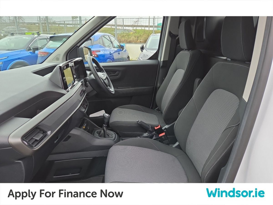 2025 Ford Transit Courier - image 3