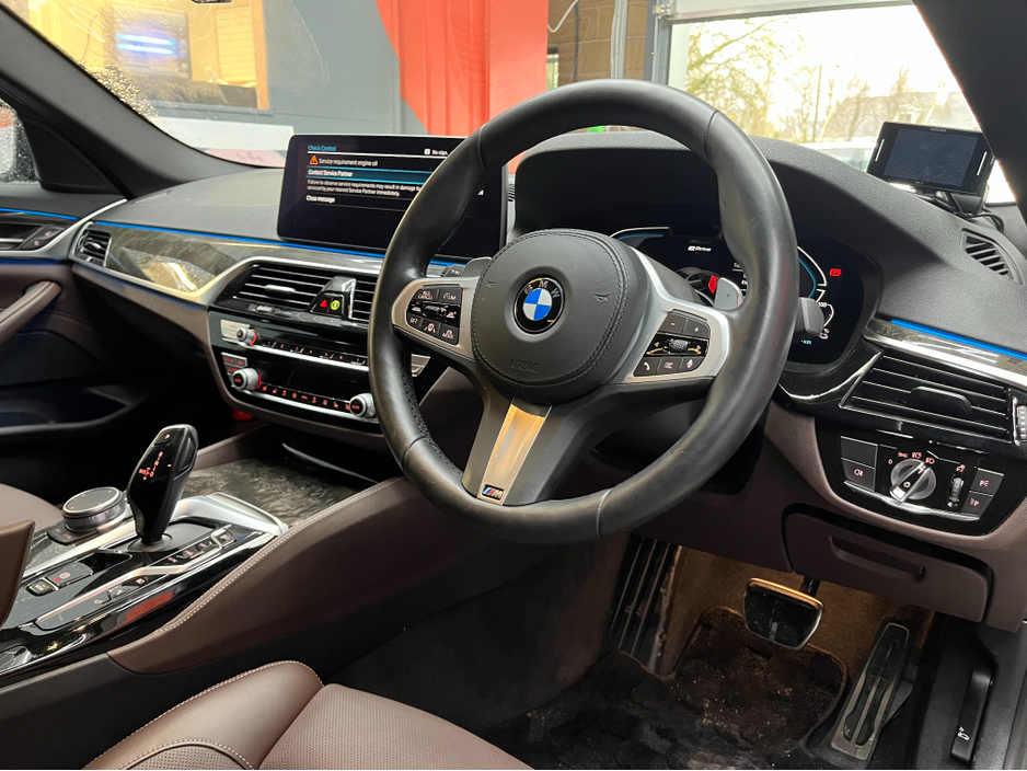 2020 BMW 5 Series - image 10