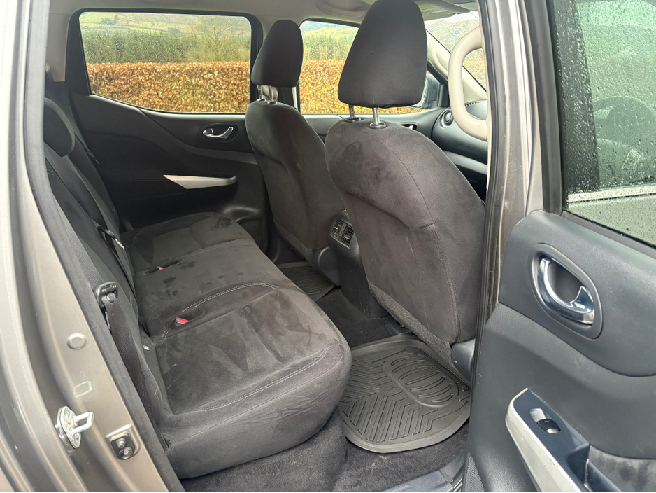 2018 Nissan Navara - image 9