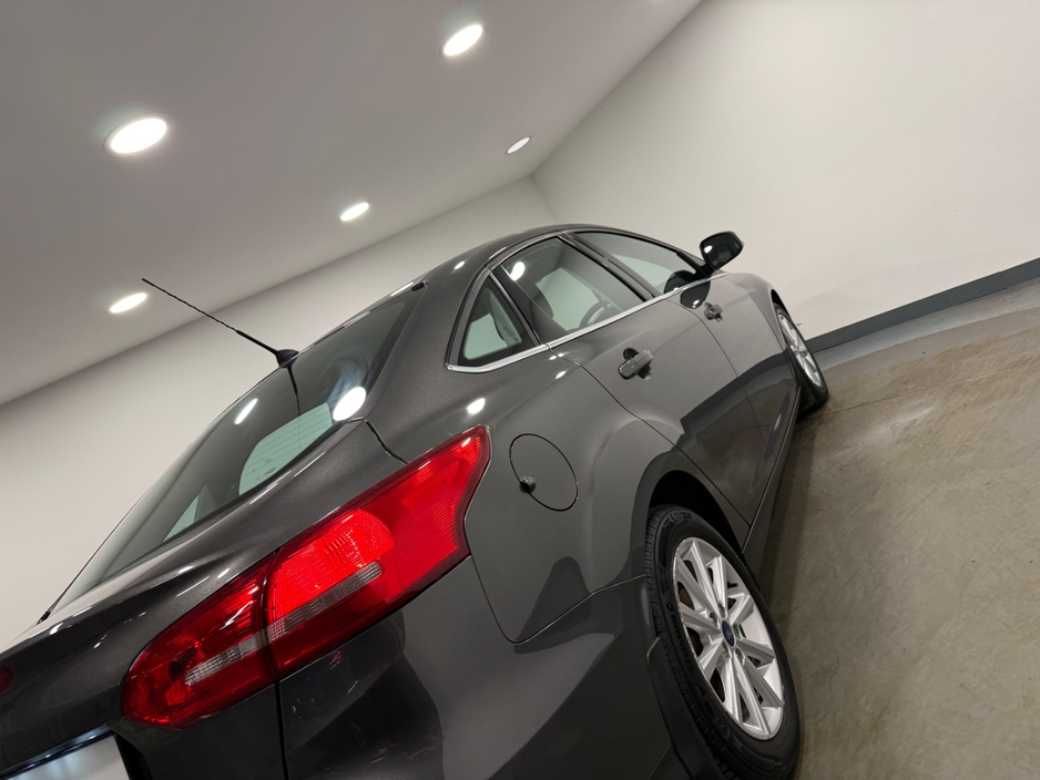 2017 Ford Focus - image 10