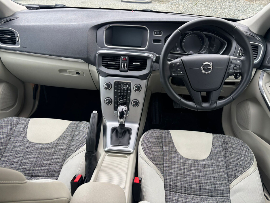 2019 Volvo V40 - image 11