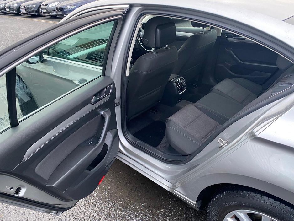 2015 Volkswagen Passat - image 2