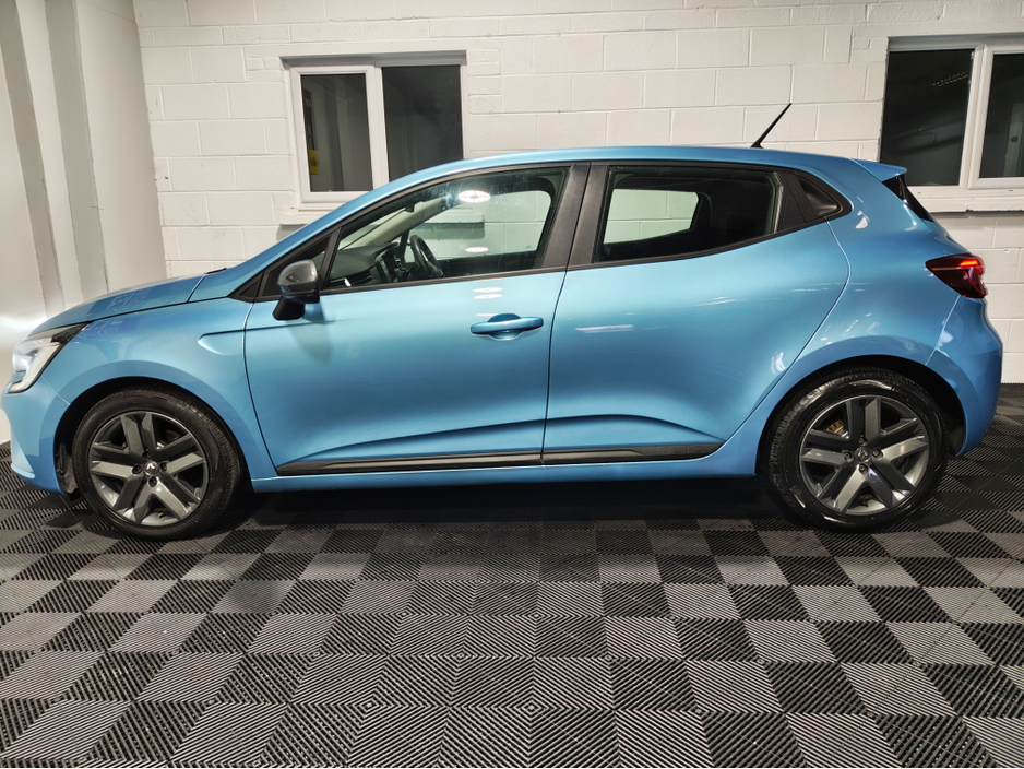2022 Renault Clio - image 9