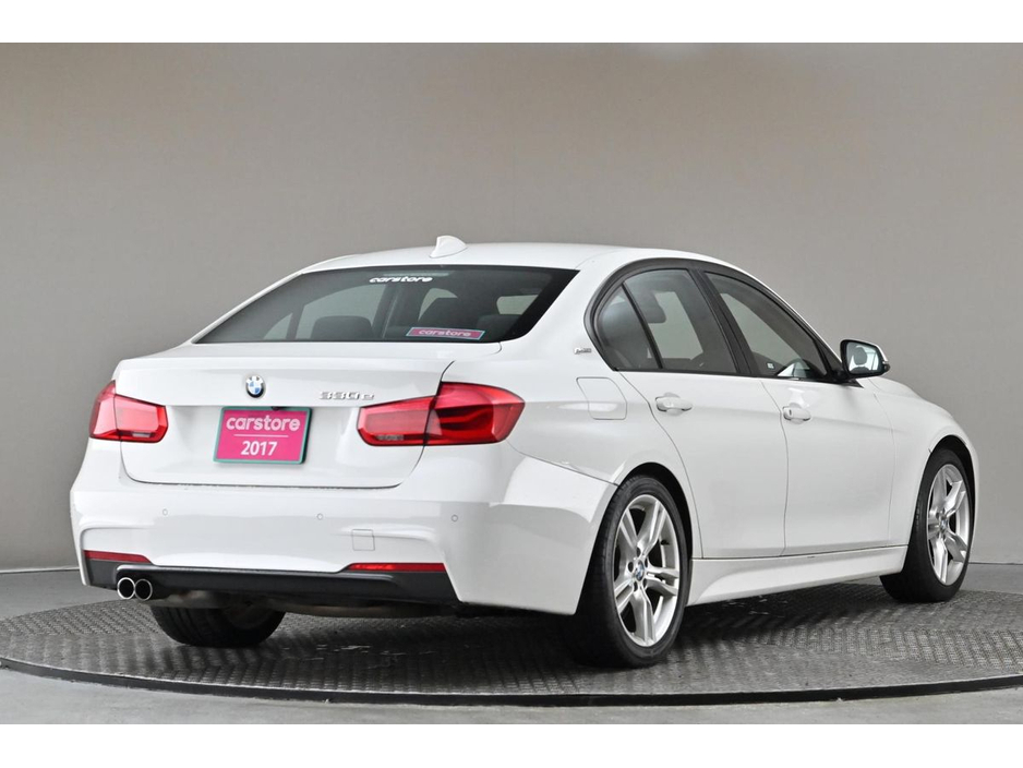 2017 BMW 3 Series - image 9