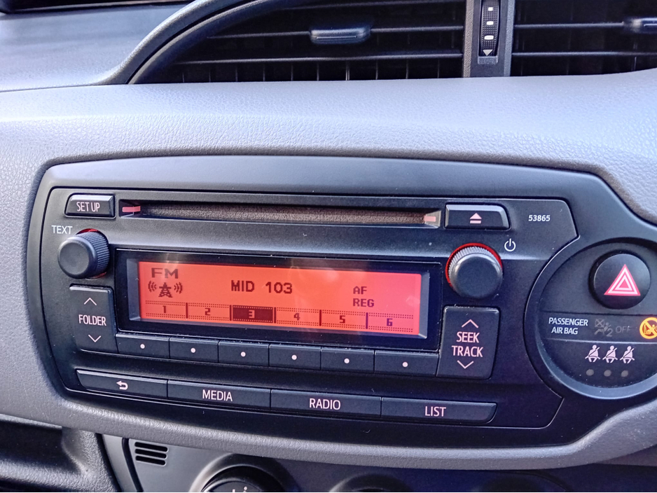 2015 Toyota Yaris - image 20