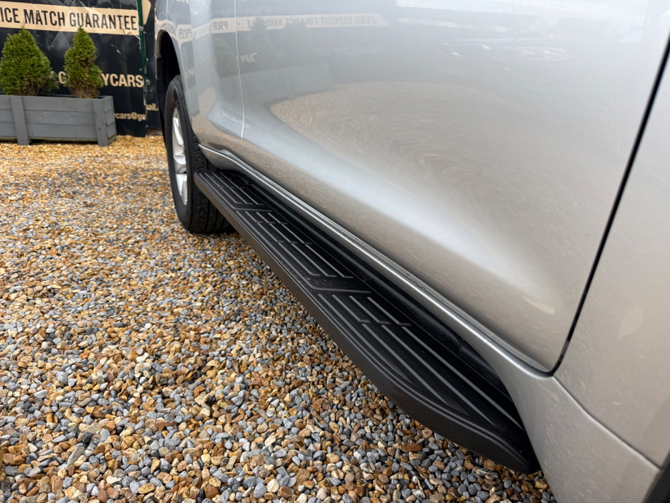 2020 Toyota Landcruiser - image 8