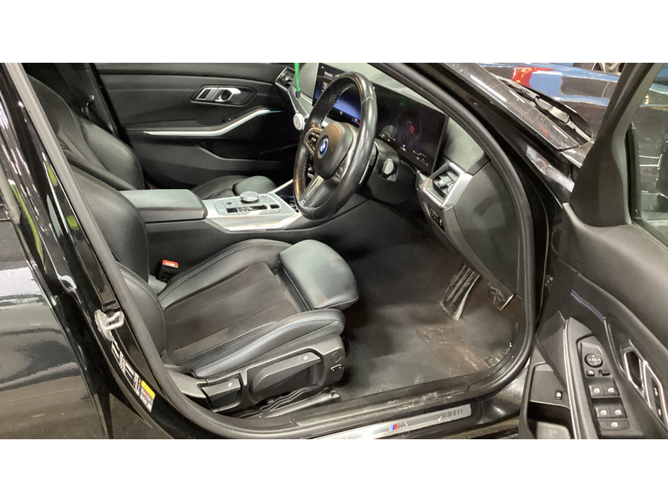 2023 BMW 3 Series - image 2