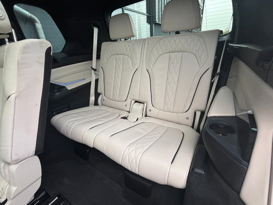 2021 BMW X7 - image 13