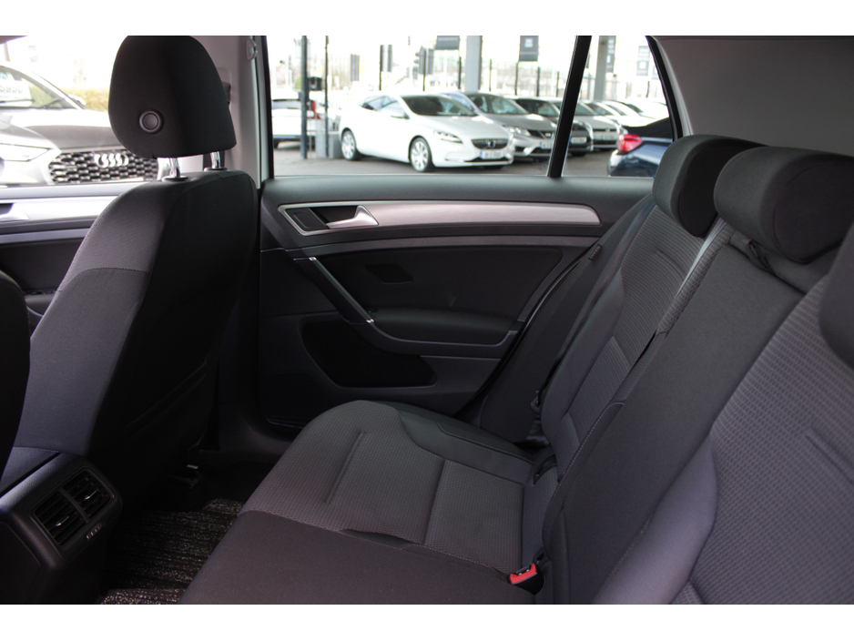 2016 Volkswagen Golf - image 18