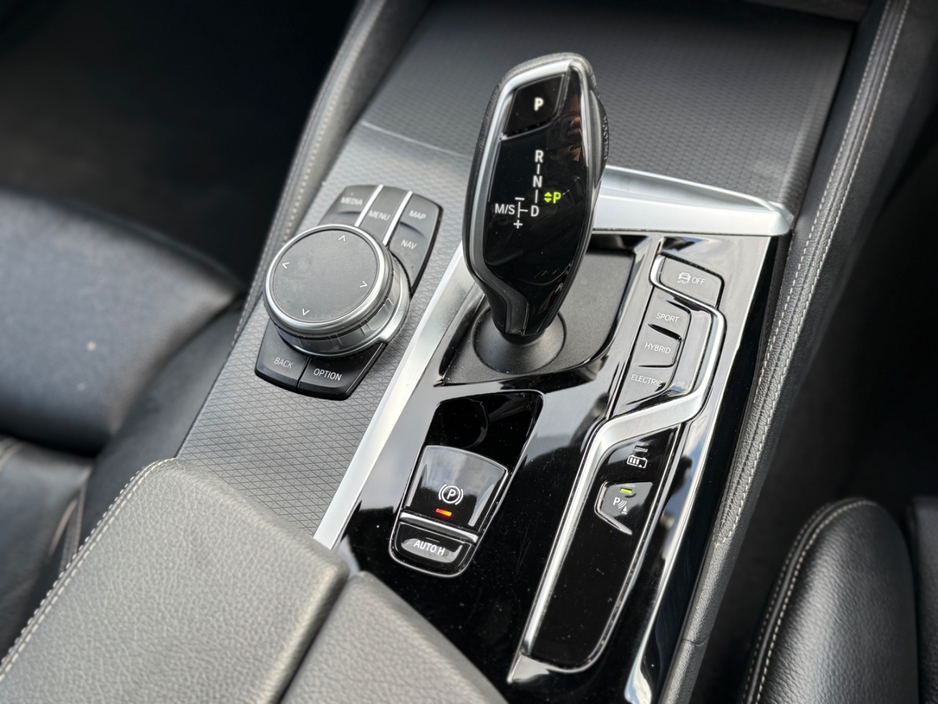 2022 BMW 5 Series - image 27