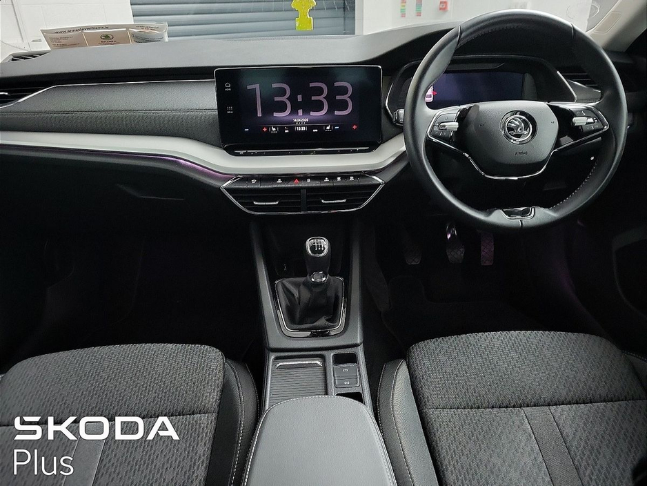 2023 Skoda Octavia - image 2