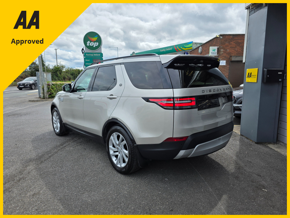 2017 Land Rover Discovery - image 12