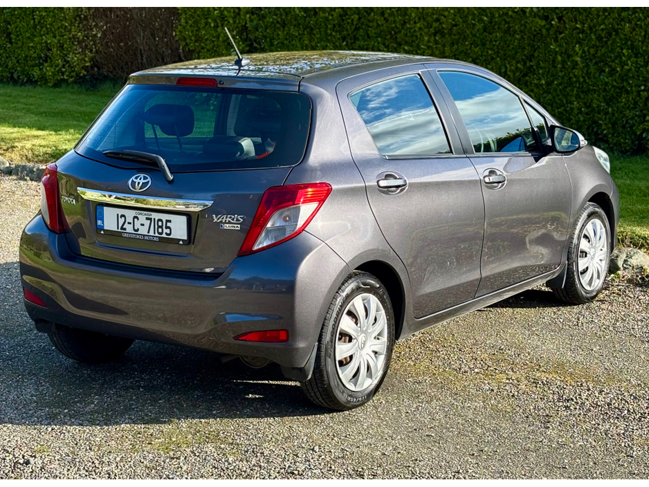 2012 Toyota Yaris - image 3