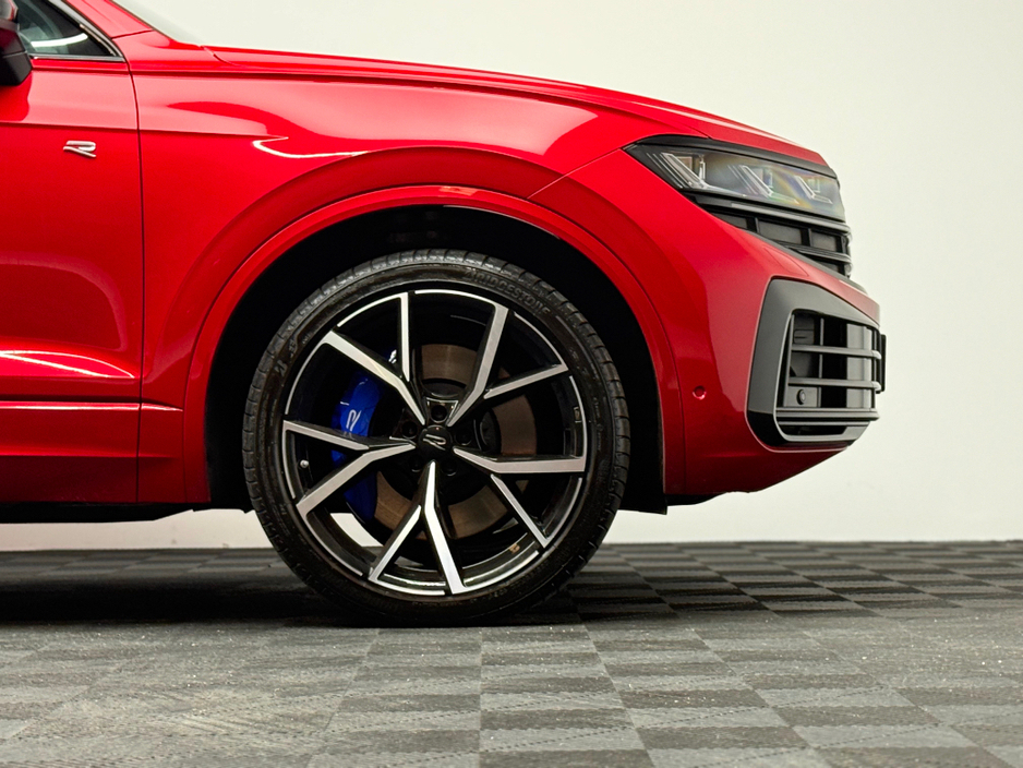 2025 Volkswagen Touareg - image 8