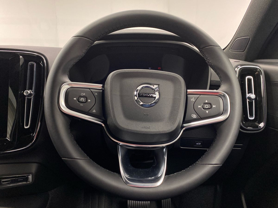 2026 Volvo XC40 - image 10