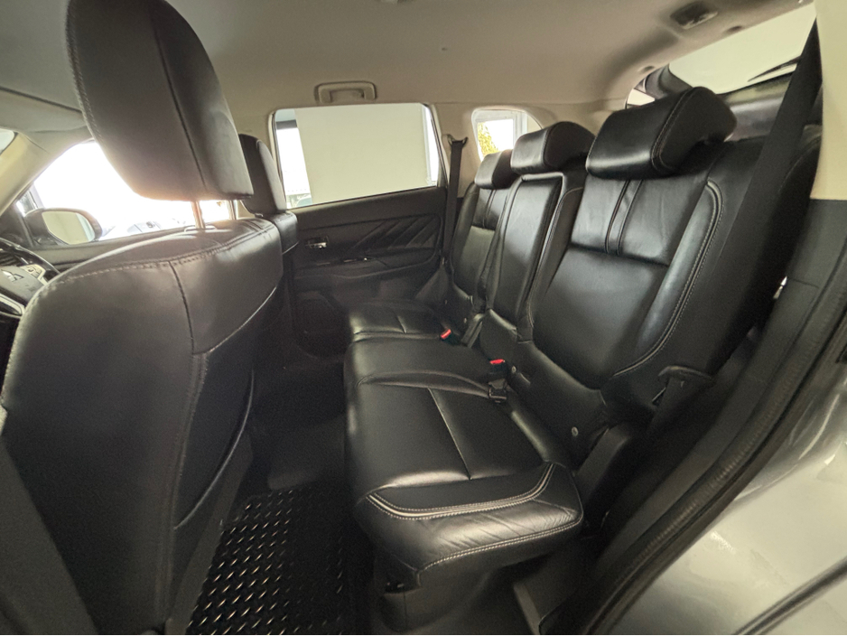2018 Mitsubishi Outlander - image 8