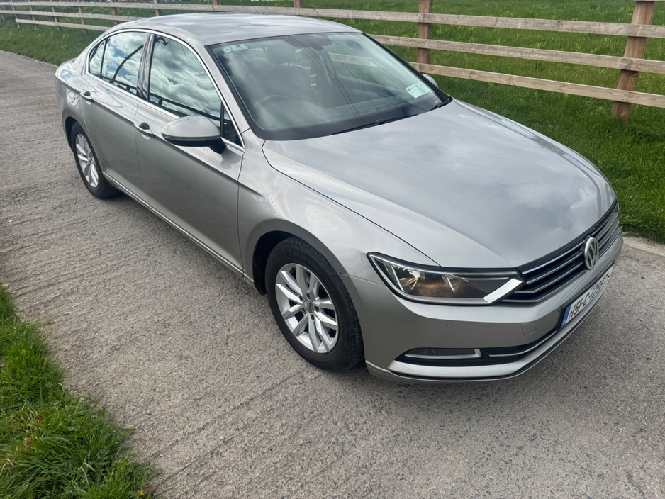 2015 Volkswagen Passat - image 3
