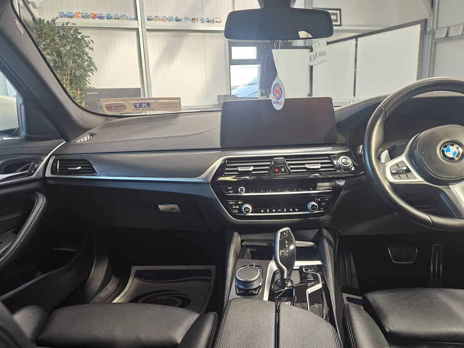 2021 BMW 5 Series - image 12