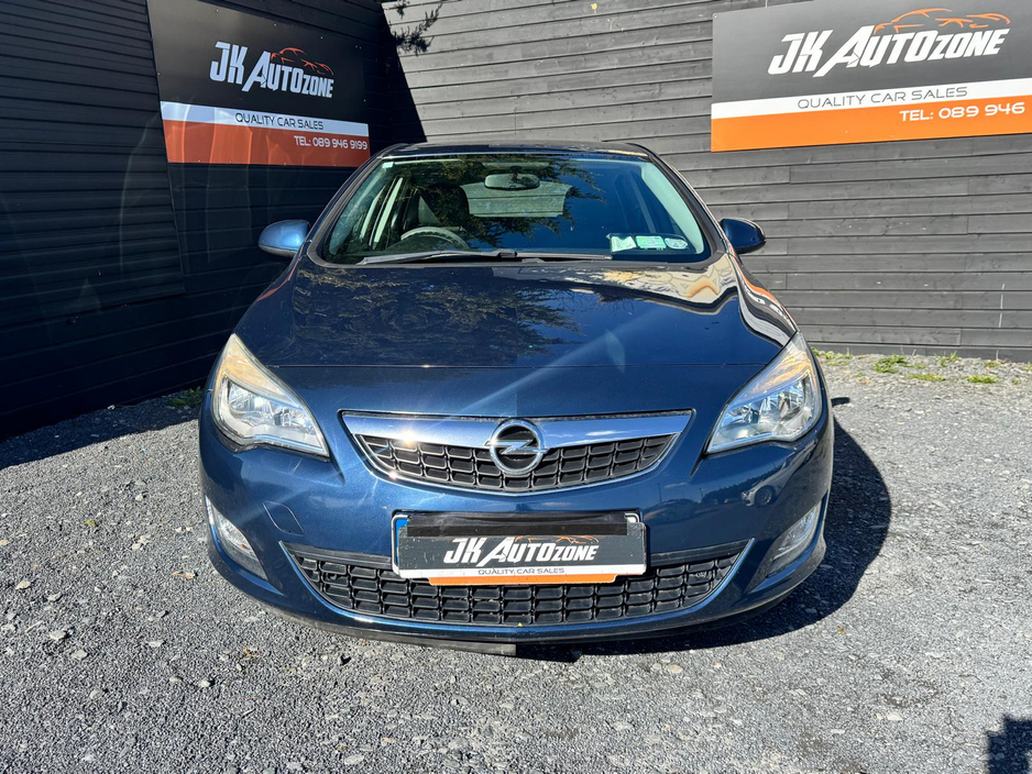 2011 Opel Astra - image 2