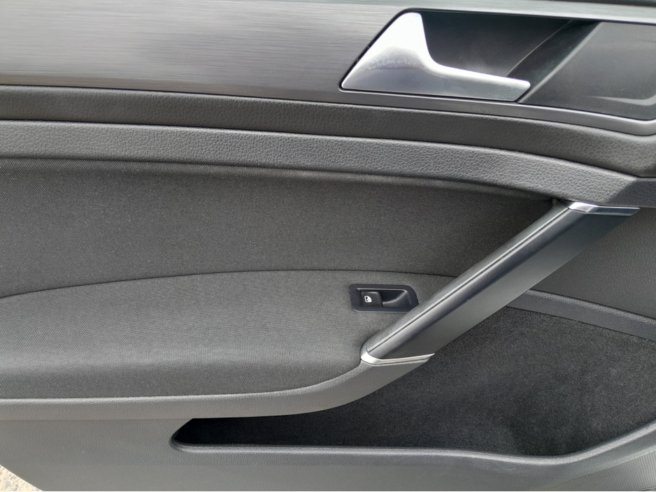 2017 Volkswagen Golf - image 22