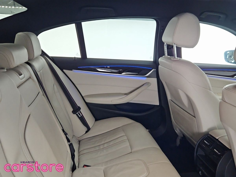 2021 BMW 5 Series - image 10