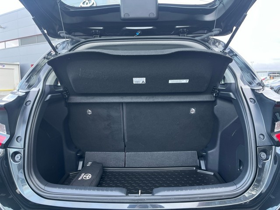 2022 Toyota Yaris - image 10