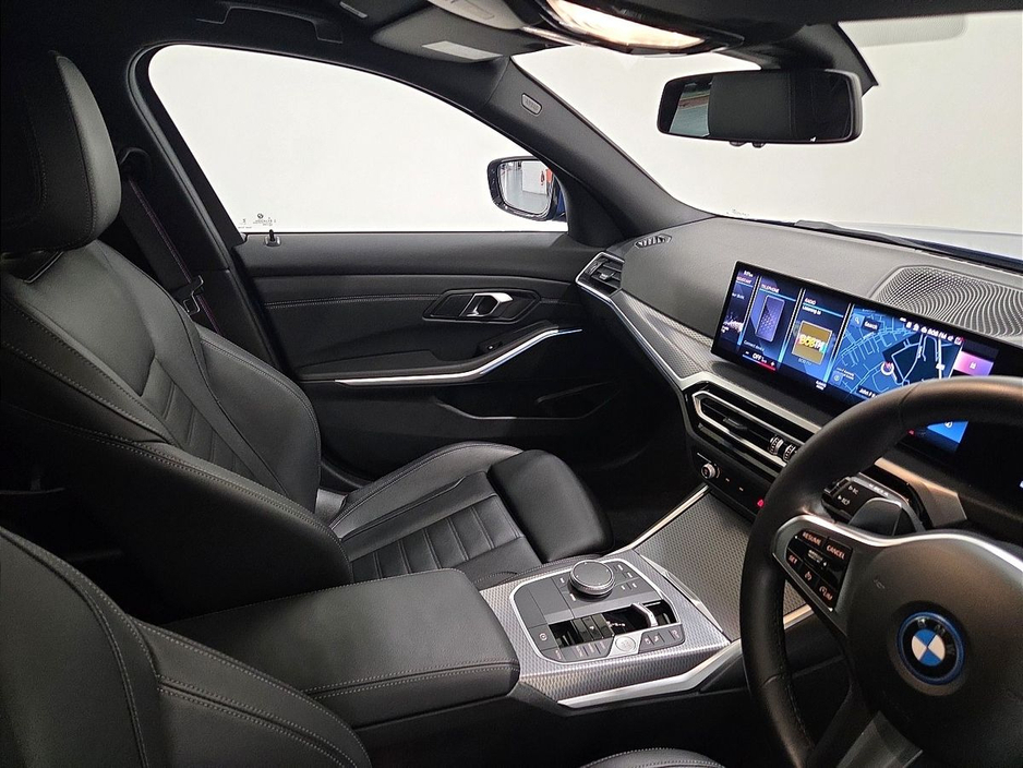 2024 BMW 3 Series - image 12