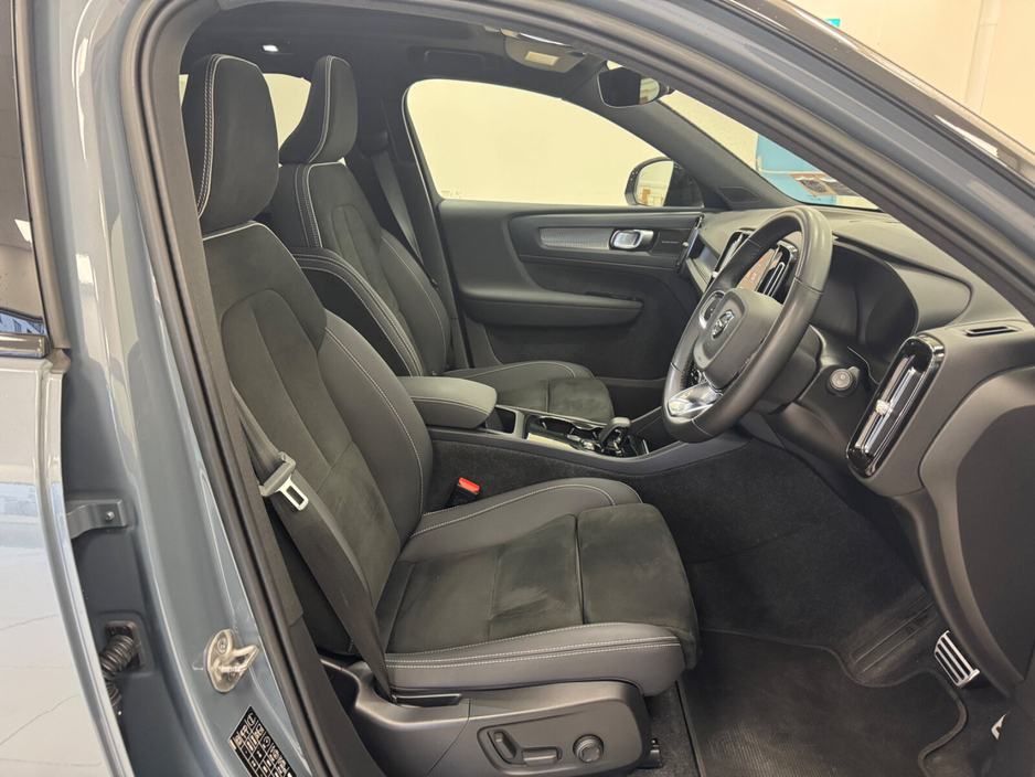 2022 Volvo XC40 - image 9