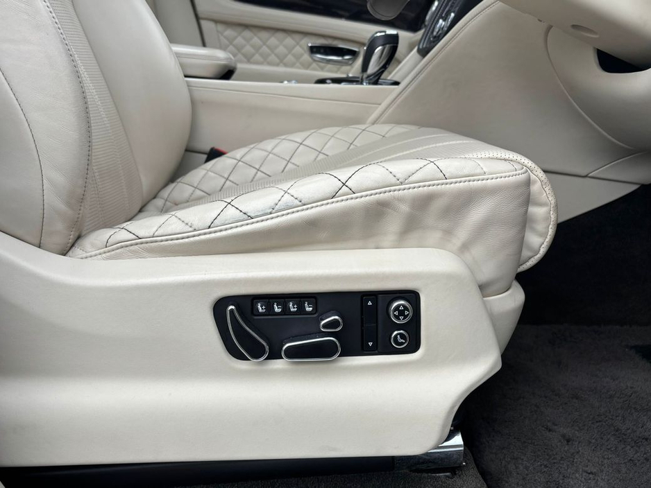 2016 Bentley Bentayga - image 25