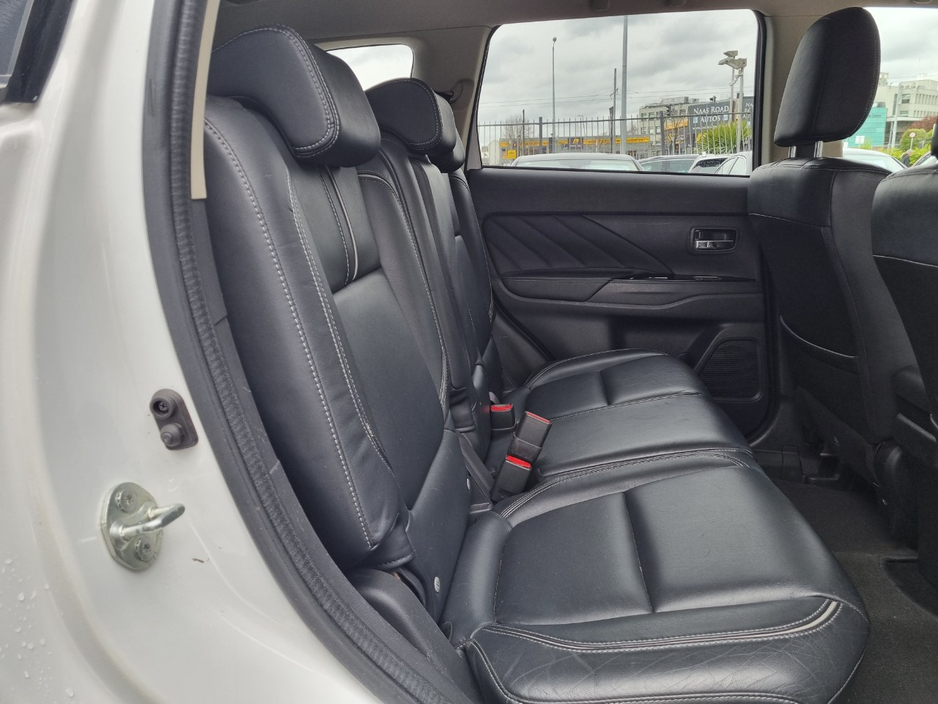 2016 Mitsubishi Outlander - image 28