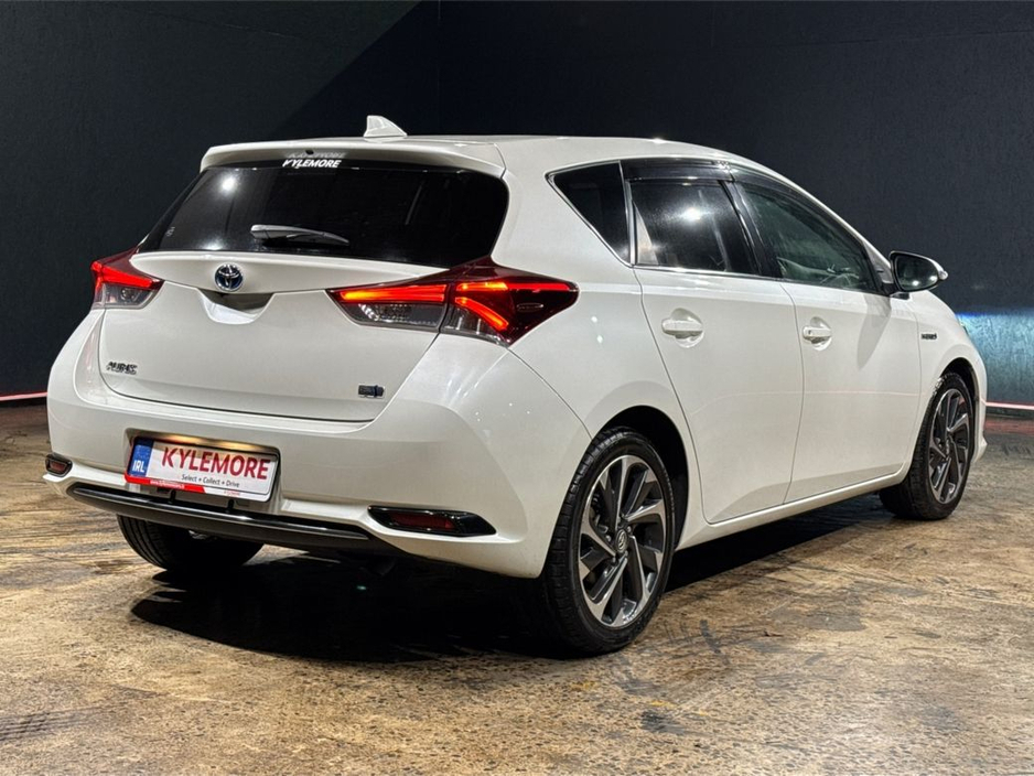 2017 Toyota Auris - image 3