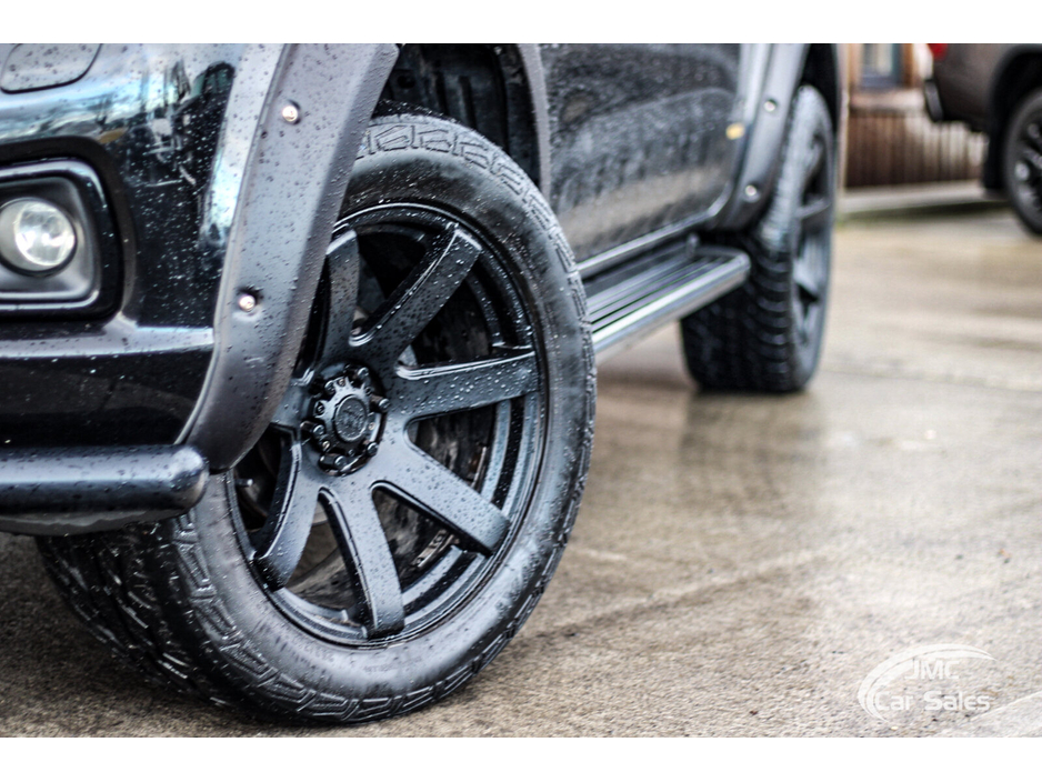 2018 Nissan Navara - image 2