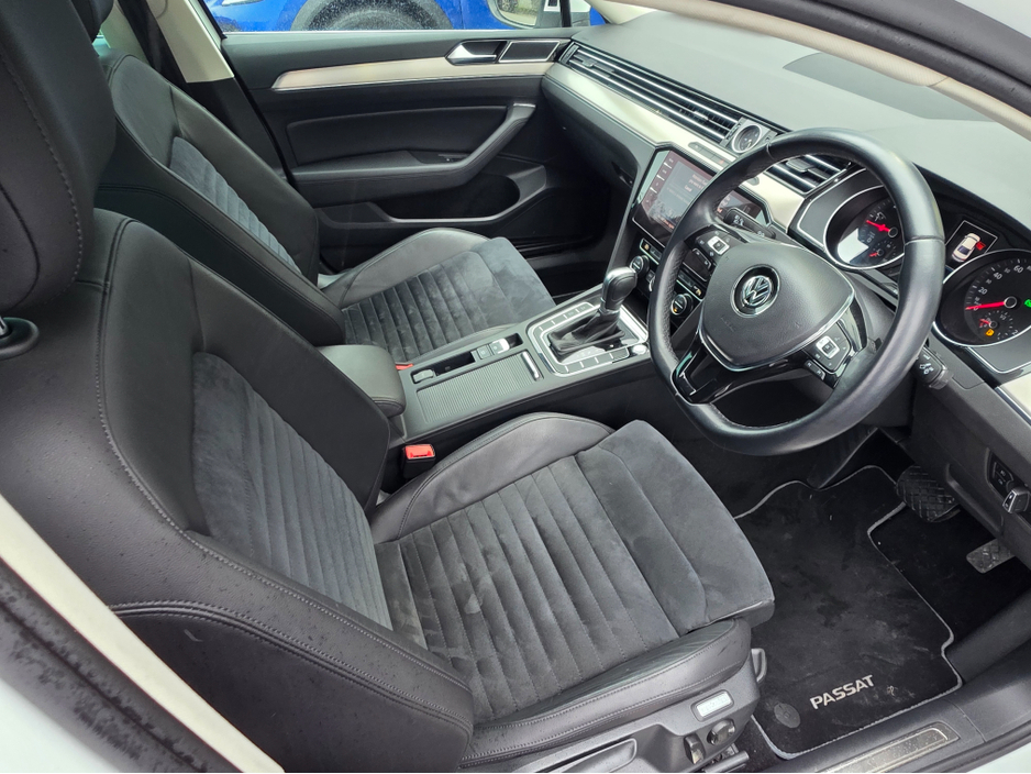 2020 Volkswagen Passat - image 2