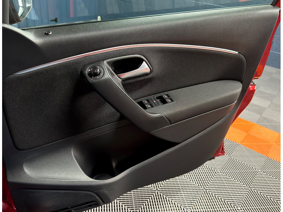 2016 Volkswagen Polo - image 35