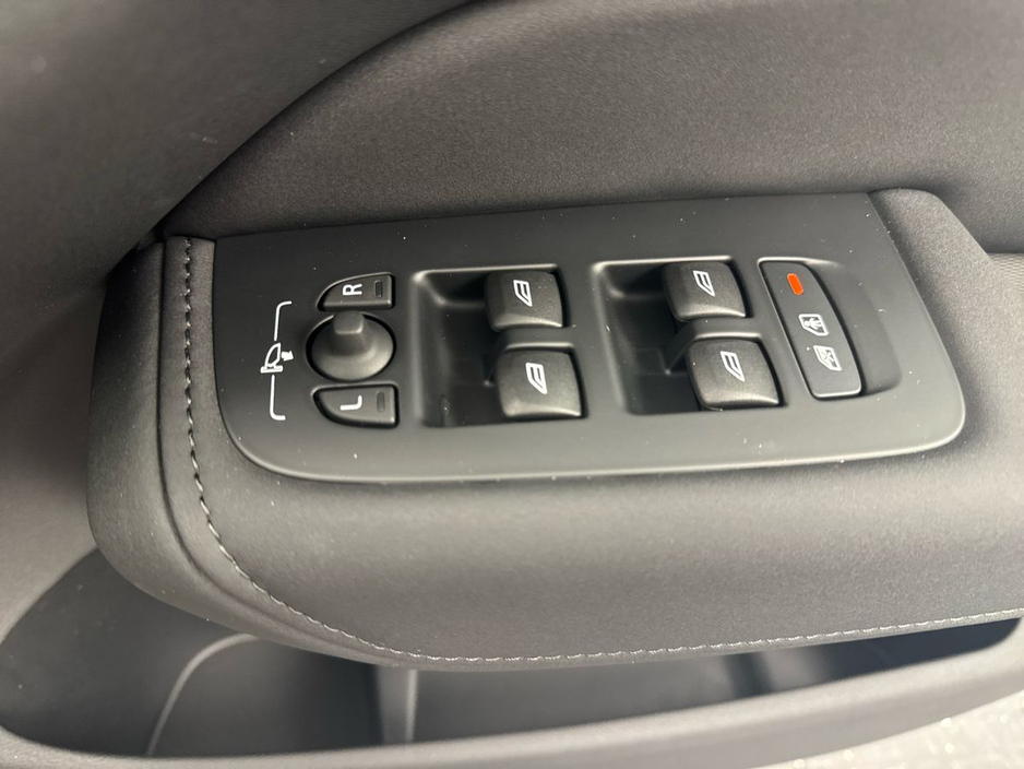 2026 Volvo XC60 - image 24