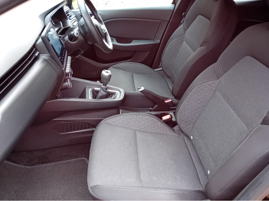 2021 Renault Clio - image 10