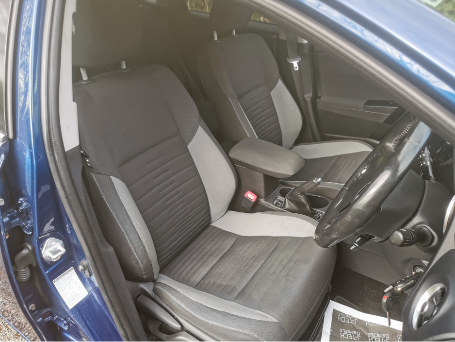 2016 Toyota Auris - image 16