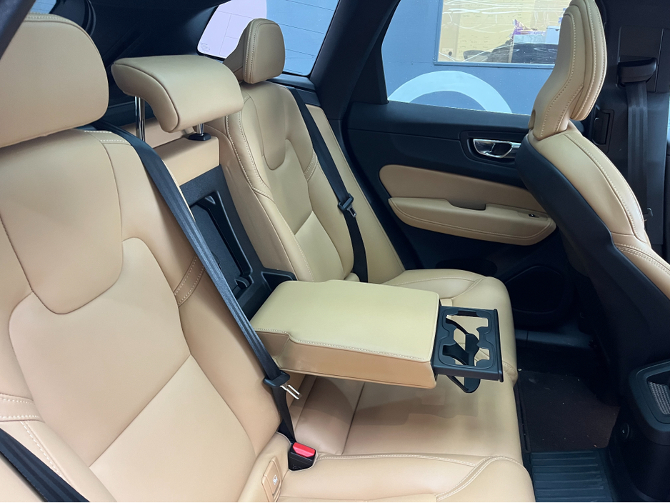 2022 Volvo XC60 - image 16