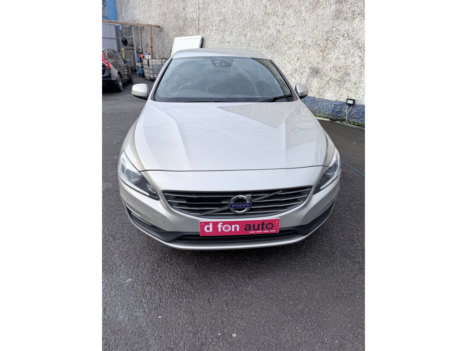 2016 Volvo V60 - image 3