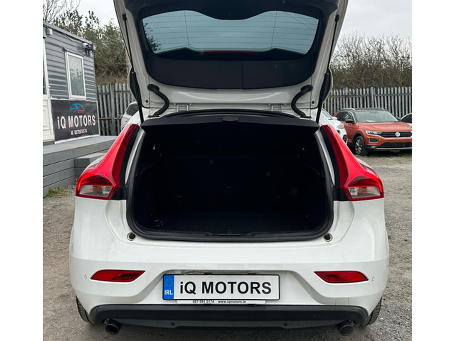 2014 Volvo V40 - image 9